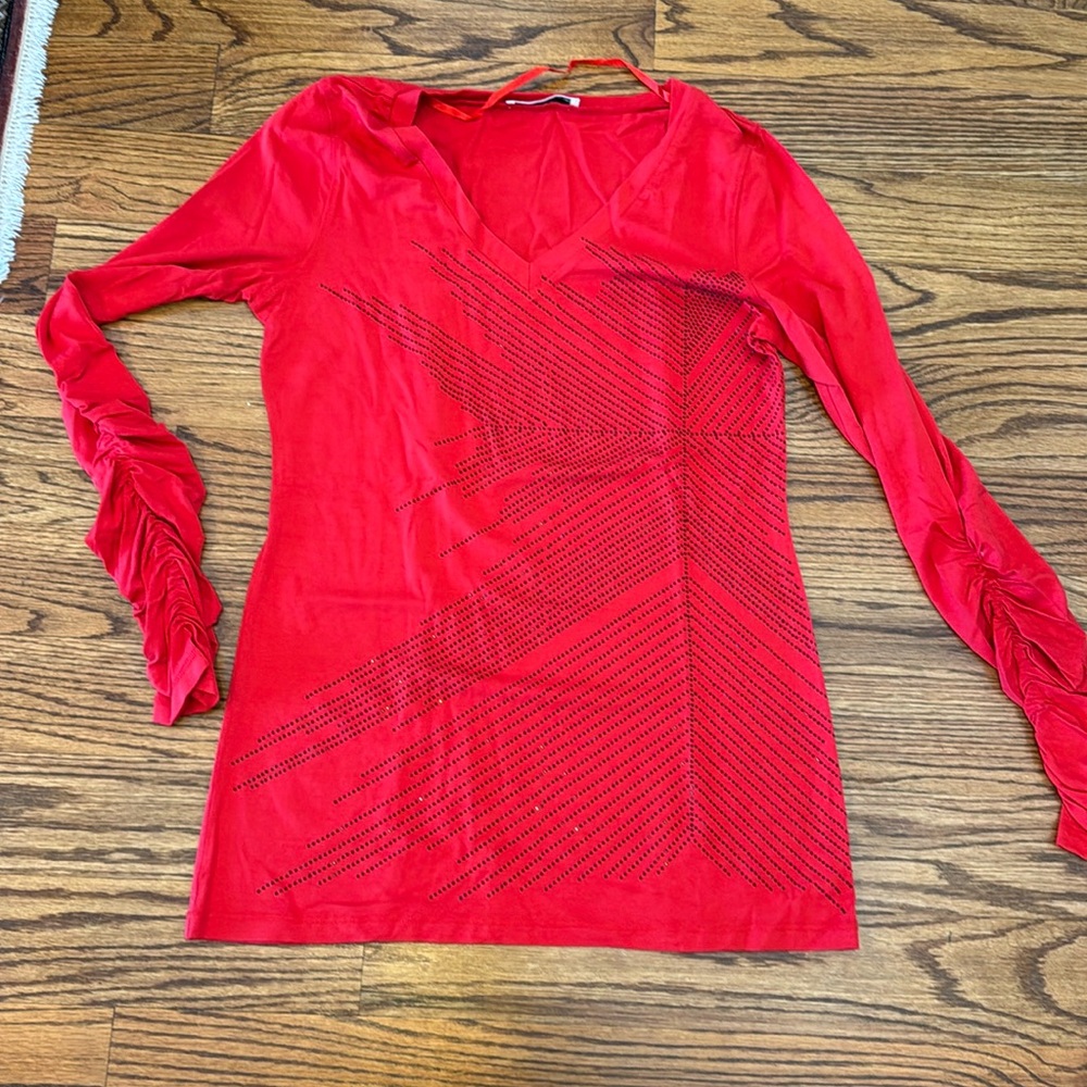 Kenneth Cole Woman’s red V-neck long sleeve tee shirt Sz M